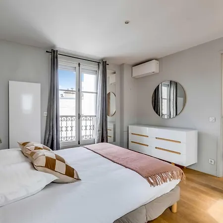 Spacious A C 1ch 2p - 10th *