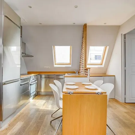 Spacious A C 1ch 2p - 10th *