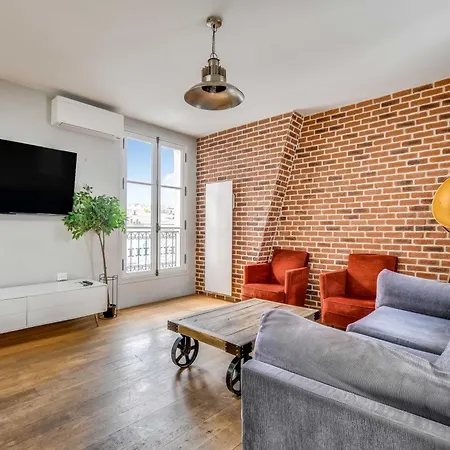 Spacious A C 1ch 2p - 10th *